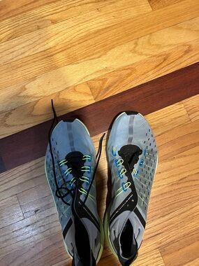 Light Gray Men’s Running Shoes with Lime Accents